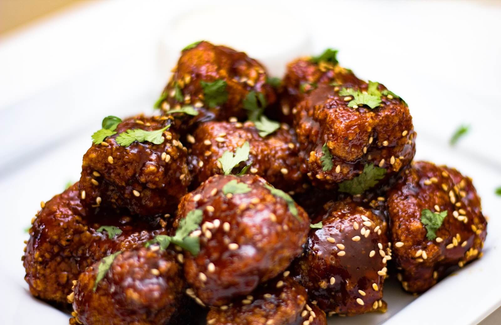Sticky, vegan bbq cauliflower wings